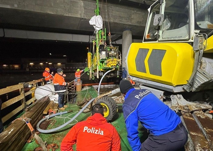 Il recupero dalle acque del lago Ceresio del pesante macchinario (foto della polizia cantonale)