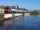 Un treno che corre lungo il lago per unire Locarno a Verbania