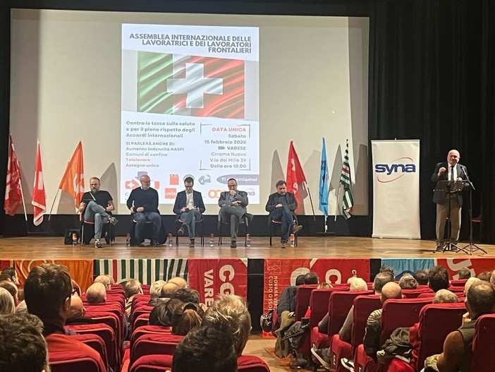 L'assemblea dei lavoratori frontalieri organizzata dai sindacati al Teatro Nuovo di Varese