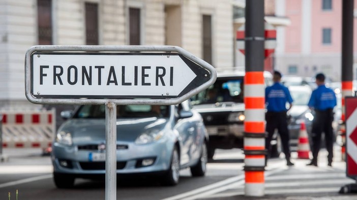 Frana sulla strada dei frontalieri in Canton Ticino: modifiche alla circolazione a Lavena Ponte Tresa