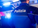 Cammina in autostrada con il volto insanguinato, poi aggredisce un poliziotto. Momenti di follia in Canton Ticino