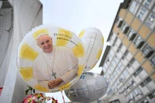 Papa, Vaticano: &quot;Condizioni stazionarie, confermati i miglioramenti&quot;