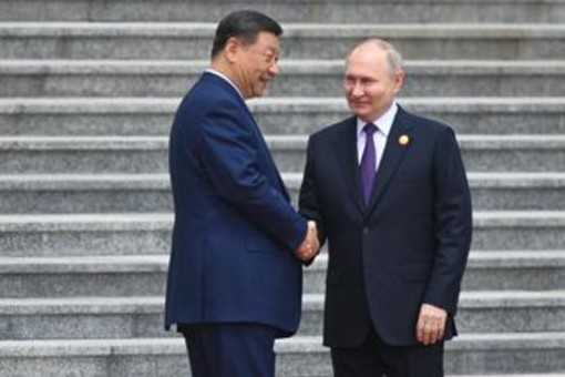 Putin in Cina da Xi, calorosa stretta di mano in Piazza Tienanmen