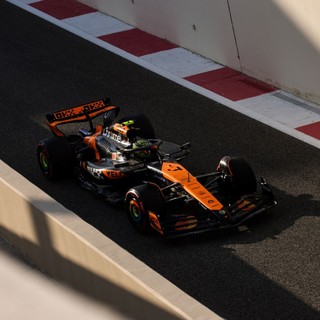 Prima fila McLaren ad Abu Dhabi, Sainz terzo, male Leclerc